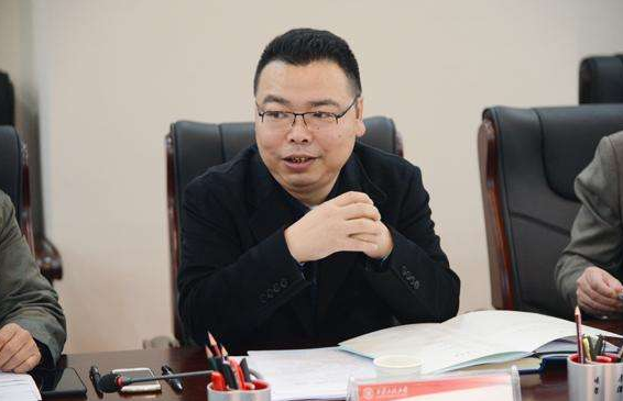 “面对书架话读书 ■连新民”